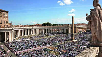 20 yrs ago, 3 US presidents travelled together to mourn a pope. Not this time