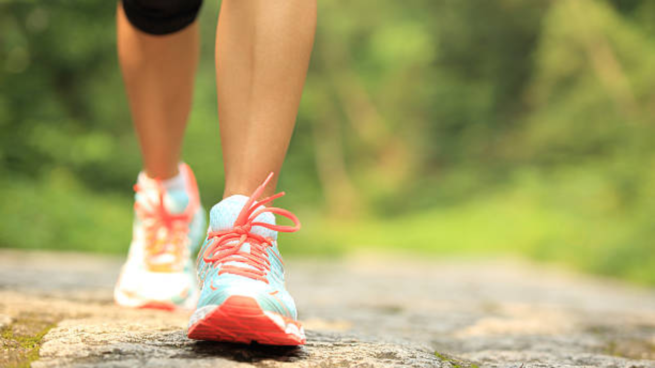 5 reasons why walking is a better option than jogging or running (and for whom)