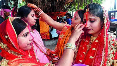 6 Vat Savitri Remedies To Protect Your Husband From Evil Eye