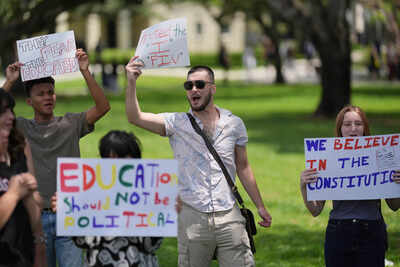 After thousands of visa losses, US colleges warn international students not to travel